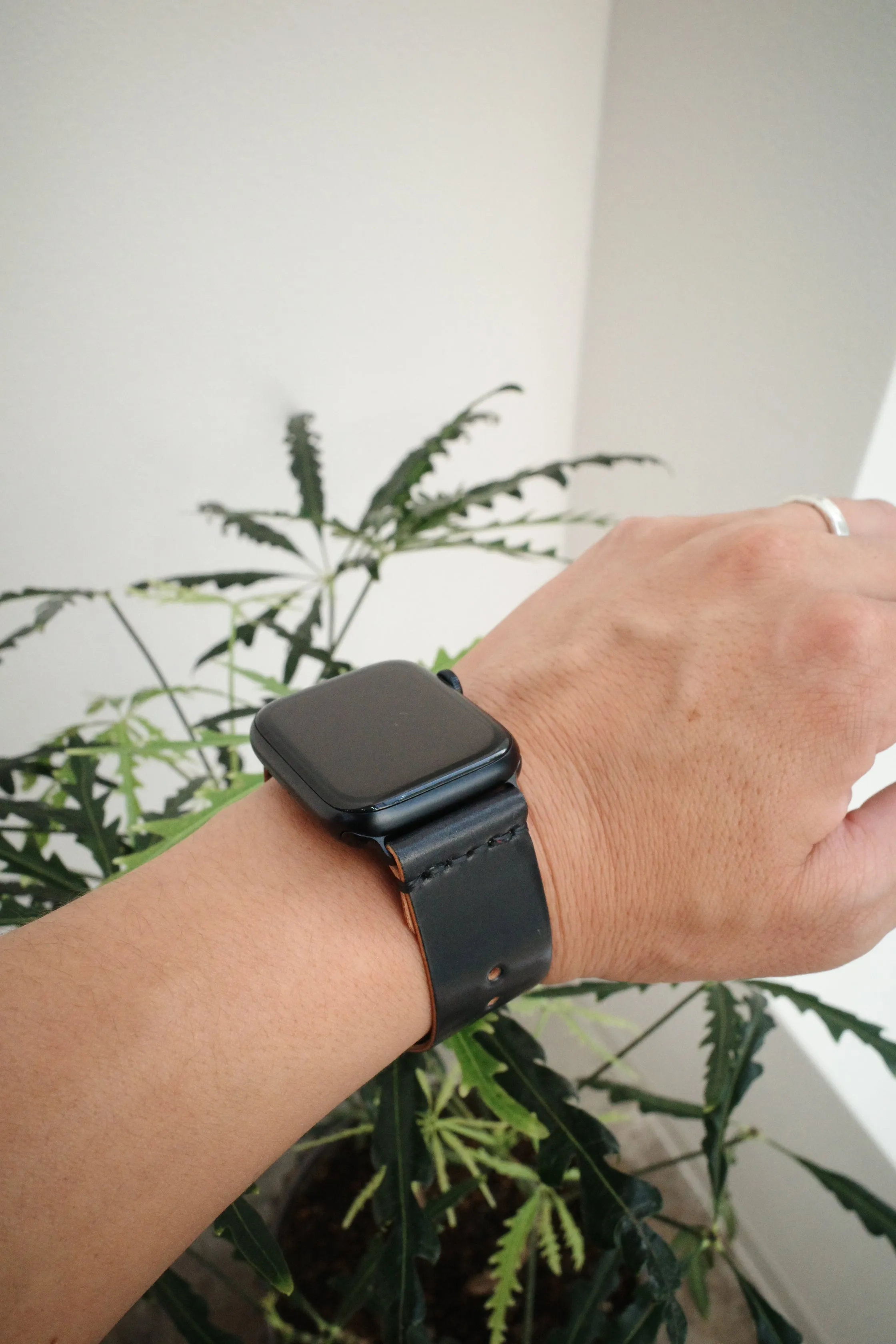 MILITARY STRAP FOR APPLE WATCH (MARYAM_HORSEBUTT_BLACK)